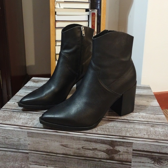 Steve Madden Shoes - Women's Steve Madden Black Leather Ankle Booties Size 10